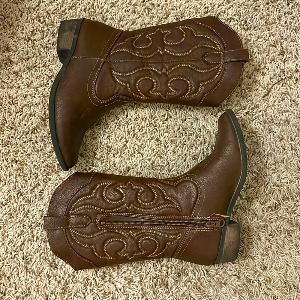 Girls Cowboy boots sz 2 - great condition!